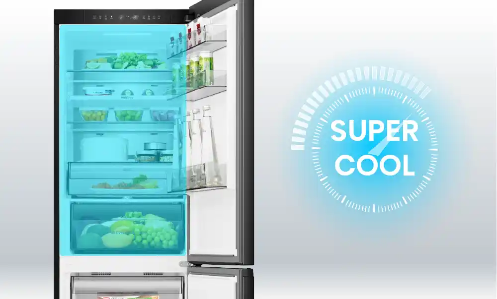 Otwarta lodówka z widocznymi półkami wypełnionymi jedzeniem, obok niej napis \'SUPER COOL\' na niebieskim tle. Wewnątrz lodówki znajdują się owoce, warzywa i napoje.
