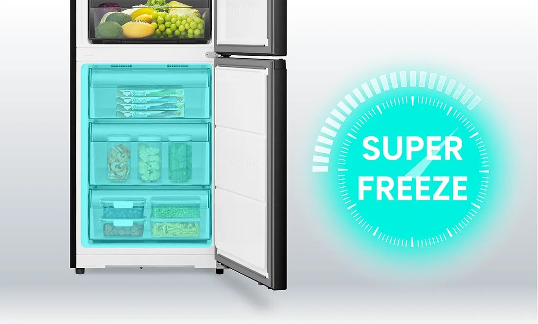 Otwarta lodówka z widocznymi półkami wypełnionymi jedzeniem, obok znajduje się niebieski napis \'SUPER FREEZE\'.