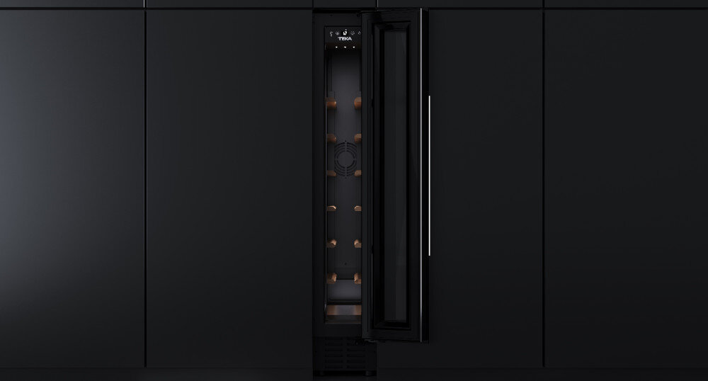 Czarna chłodziarka do wina z otwartymi drzwiami, wewnątrz widoczne półki na butelki. Na górze panelu sterowania widoczny jest napis \'TEKA\'.