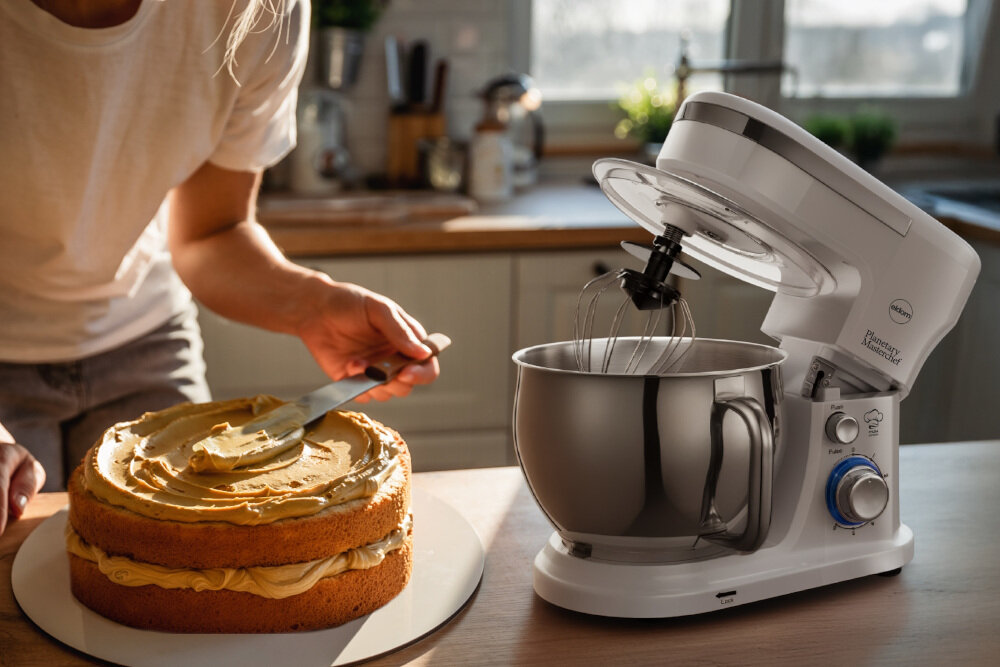 Robot kuchenny planetarny ELDOM WRK1300 1300W zdjęcie lifestyle Stabilność i bezpieczeństwo Blokada bezpieczeństwa antypoślizgowe stopki