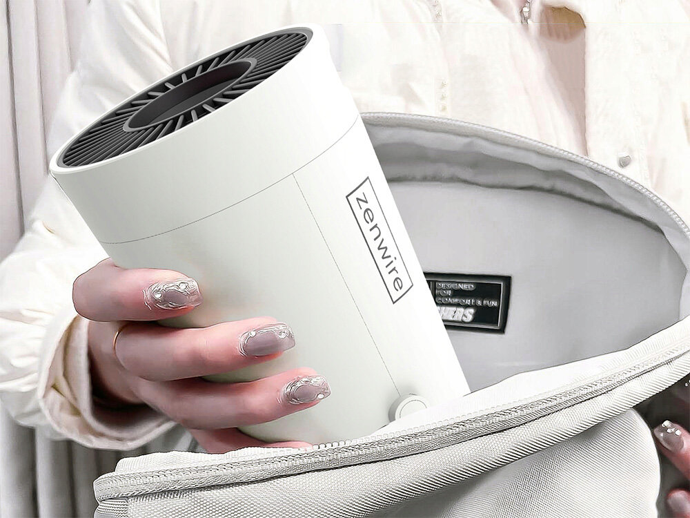 Projektor ZENWIRE R1 HD kompaktowy mobilny 0,547 kg kabel zasilający, projektor wyciągany z torby trzxymany w ręku