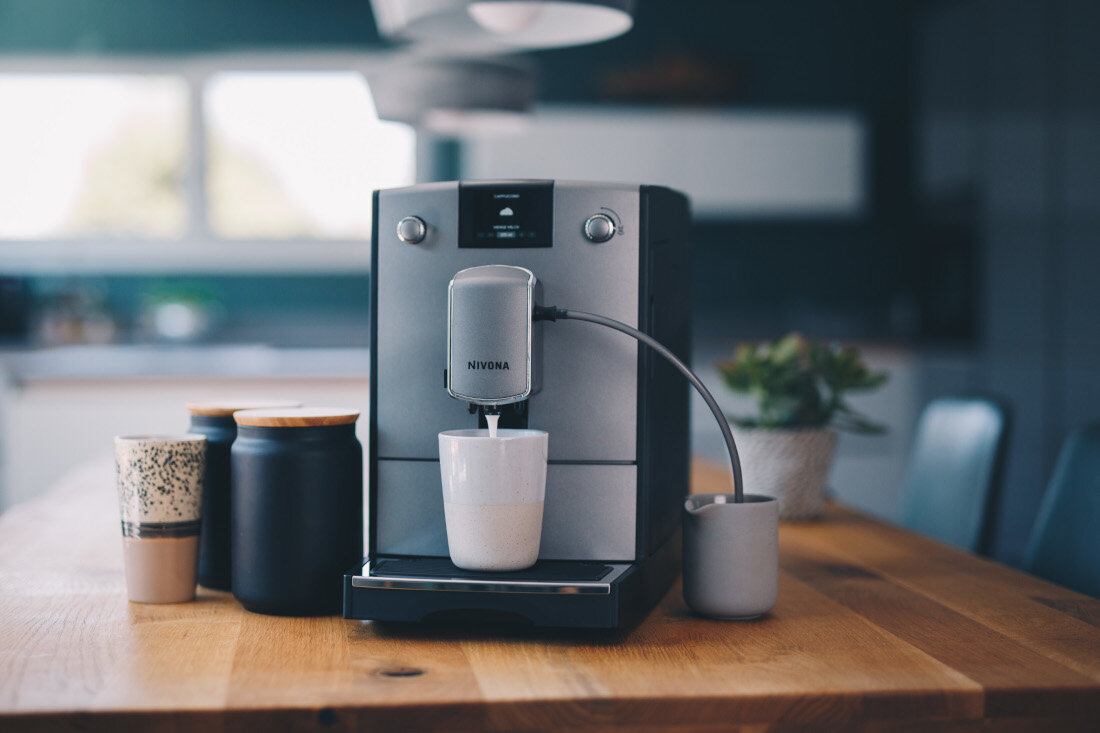 Ekspres NIVONA CafeRomatica 695 Pianka jak z kawiarni Manualny EASY SPUMATORE zyskujesz pełnię kawowego doświadczenia