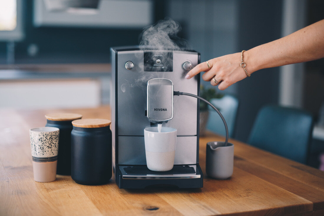 Ekspres NIVONA CafeRomatica 695 Prosta obsługa Kolorowy wyświetlacz TFT cały proces parzenia