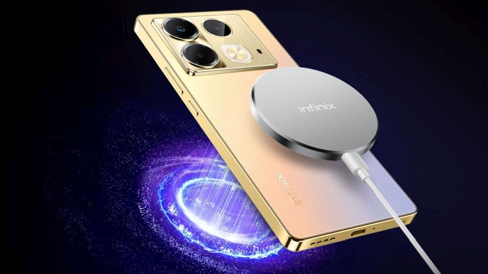 Smartfon w złotym kolorze z trzema dużymi obiektywami aparatu i okrągłym urządzeniem z napisem \'Infinix\' podłączonym kablem. W tle widoczny jest niebieski efekt świetlny.