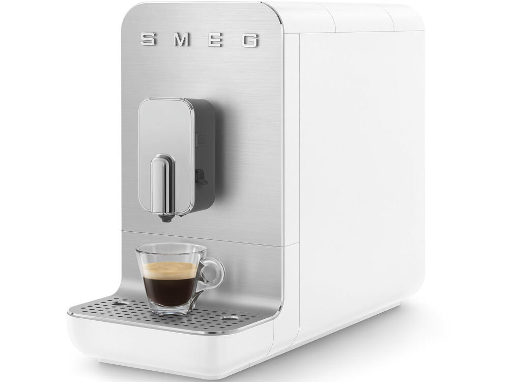 Ekspres SMEG BCC13WHMEU regulacja podnosi komfort użytkowania dostosowanie stopnia zmielenia ziaren kawy wielkości napoju wysokość dozownika automatyczne wyłączanie po 30 minutach bezczynności oszczędność energii i bezpieczeństwo 