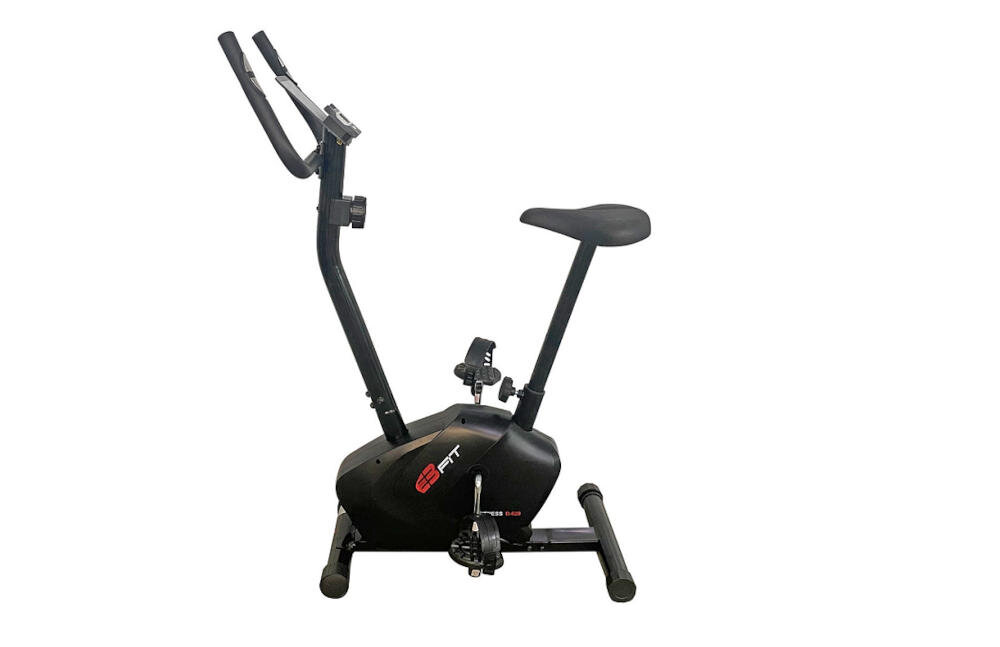 Na obrazie widoczny jest czarny rower magnetyczny z logo \'EB FIT\' na obudowie. Rower posiada siodełko, pedały oraz uchwyty kierownicy.