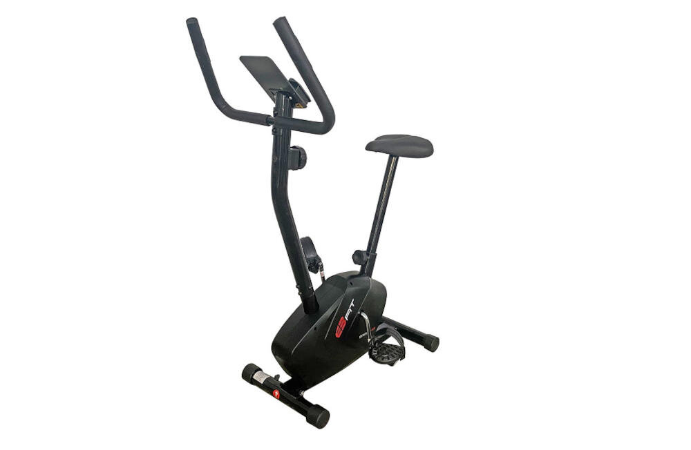 Na obrazie znajduje się czarny rower magnetyczny z wyświetlaczem i pedałami. Na obudowie widoczne jest logo \'EB FIT\'.