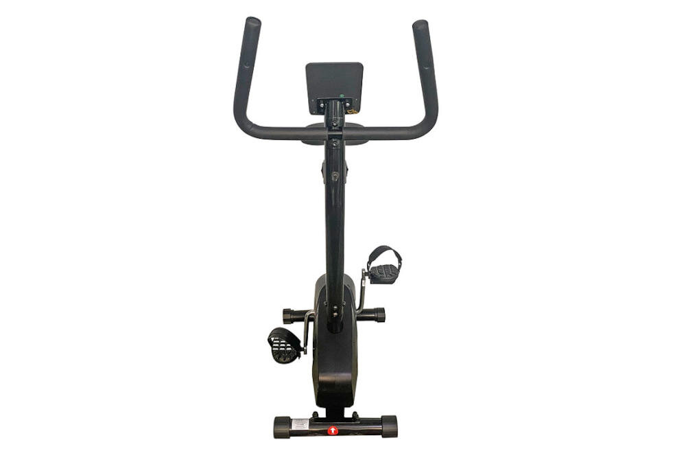 Na zdjęciu widoczny jest czarny rower magnetyczny z kierownicą i pedałami. Na dolnej części ramy znajduje się logo w kształcie czerwonego koła z białym symbolem.