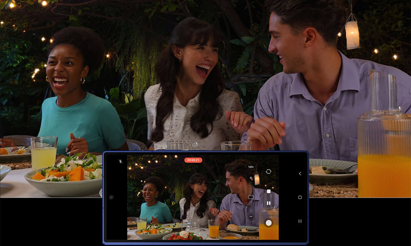 Nagrywanie wideo na Galaxy Z Fold7. Dzięki funkcji Nightografii detale pozostają ostre i wyraźne nawet przy słabym oświetleniu. Nagrywanie wideo na Galaxy Z Fold7. Dzięki funkcji Nightografii detale pozostają ostre i wyraźne nawet przy słabym oświetleniu.