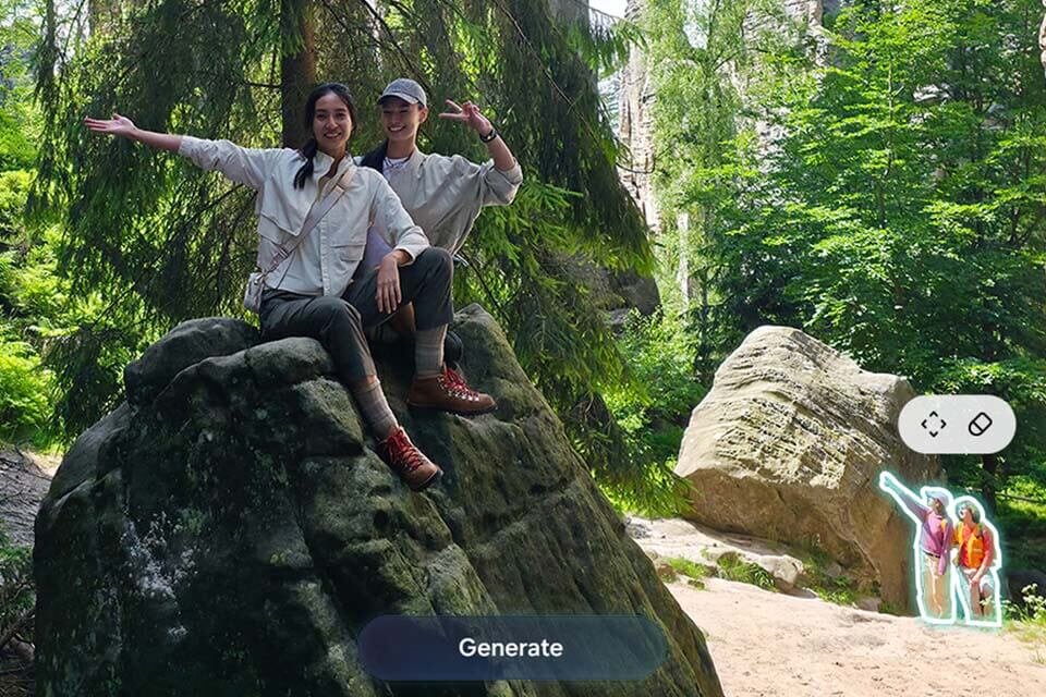 Na głównym ekranie Galaxy Z Fold7 edytowane jest zdjęcie dwóch osób podczas wędrówki. Wybrano inne osoby na tle i wciśnięto przycisk Generuj. Galaxy AI je usuwa. Możesz wybrać ukrycie oryginału, aby lepiej zobaczyć edytowaną wersję na pełnym ekranie lub pokazać oryginał, by zobaczyć obie wersje obok siebie.