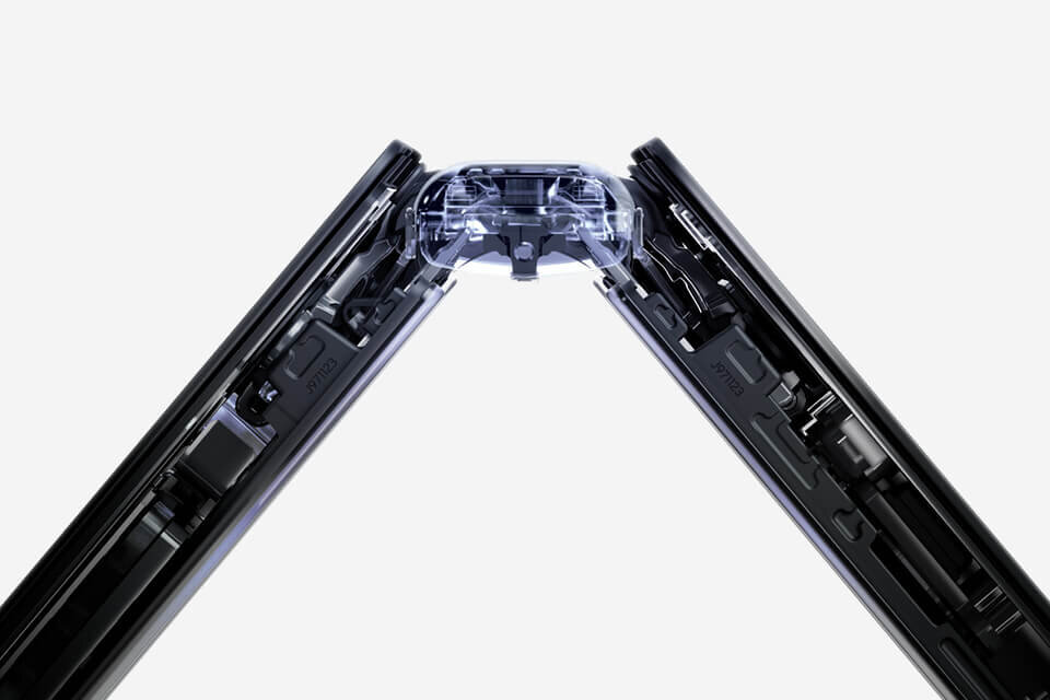 Zbliżenie na Galaxy Z Fold7, lekko złożonego z boku, w stylu rentgenowskim – ukazujące mechanikę zawiasu Armor FlexHinge wewnątrz urządzenia.