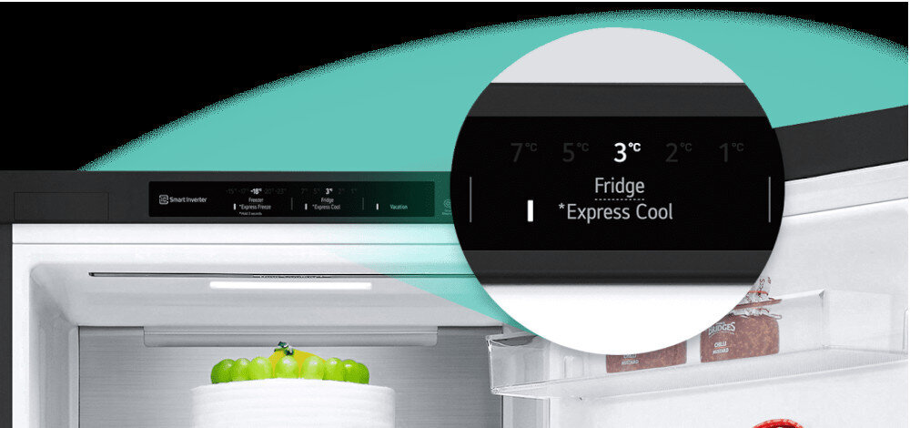 Obraz przedstawia wnętrze lodówki z widocznym ciastem na półce oraz powiększony wyświetlacz z temperaturą 3°C i napisem \'Fridge Express Cool\'.