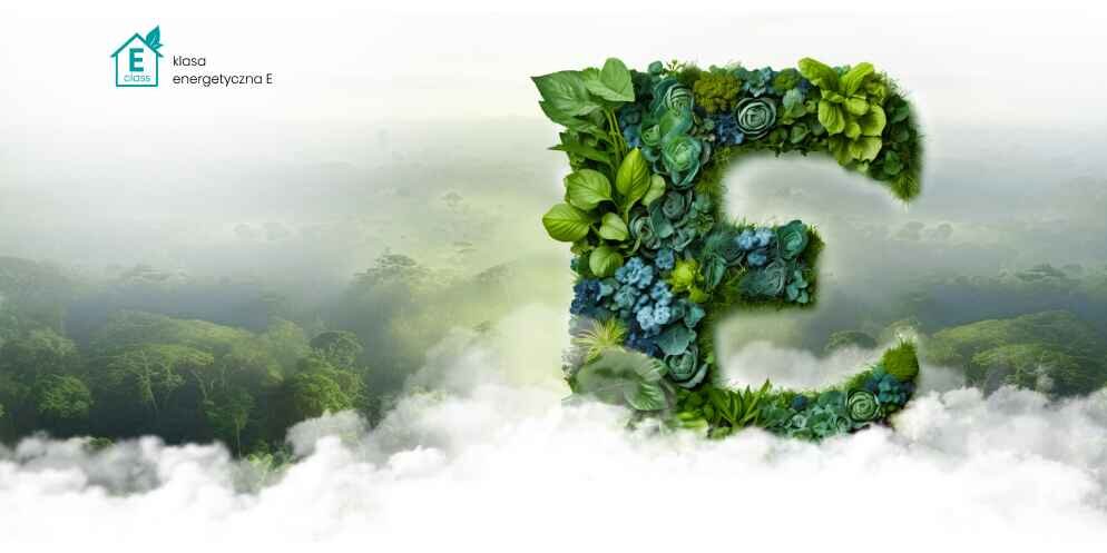 Duża litera \'E\' utworzona z zielonych liści i roślin na tle lasu i chmur. W lewym górnym rogu znajduje się symbol domu z literą \'E\' i tekstem \'klasa energetyczna E\'.