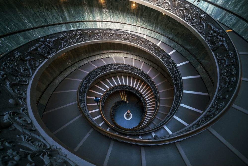 Obiektyw Venus Optics Laowa D-Dreamer 12 mm f/2,8 Zero-D do Sony E - spiralne schody bez zniekształceń