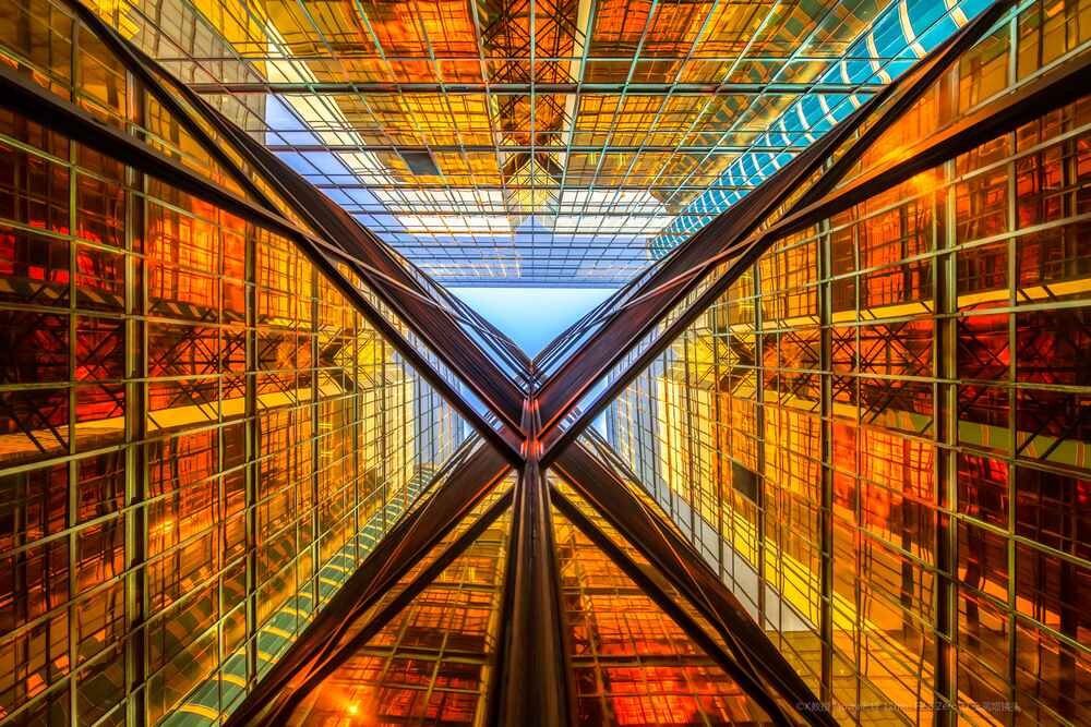 Obiektyw Venus Optics Laowa D-Dreamer 12 mm f/2,8 Zero-D do Sony E - szklane ściany budynku