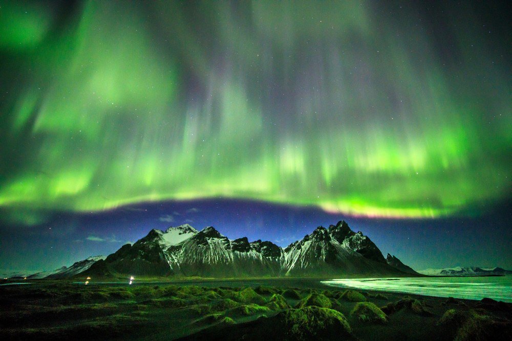 Obiektyw Venus Optics Laowa D-Dreamer 12 mm f/2,8 Zero-D do Sony E - góy i zielona zorza polarna