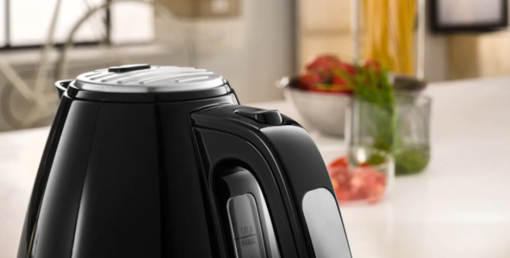 Czajnik DELONGHI KBLA 2000.BK wskaznik poziomu wody