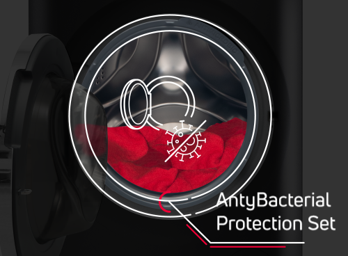 Obraz przedstawia wnętrze bębna pralki z czerwonym materiałem oraz grafiką symbolizującą ochronę antybakteryjną. Widoczny jest tekst: \'AntyBacterial Protection Set\'.