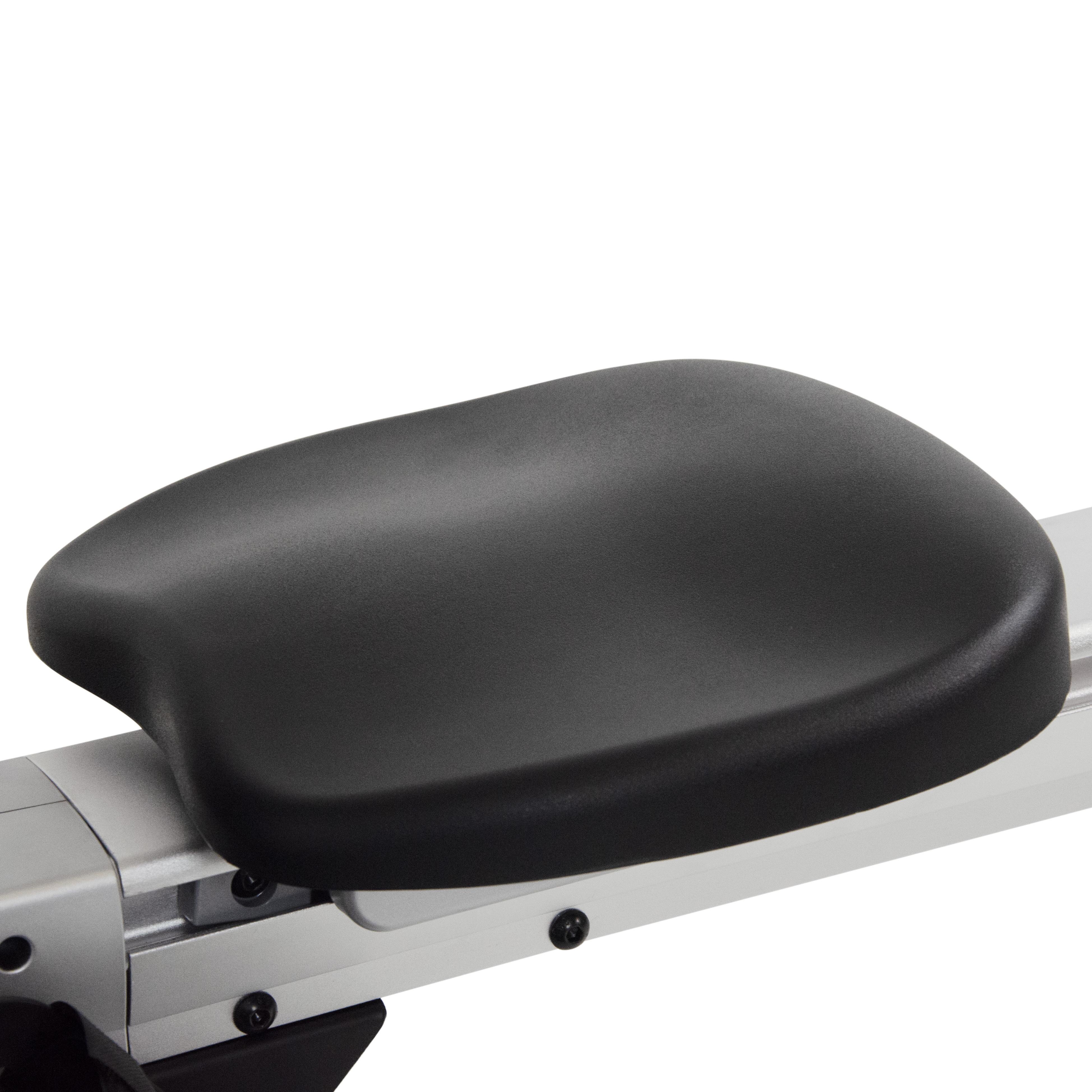 Czarny, ergonomiczny siedzisko wioślarza magnetycznego zamontowane na metalowej szynie. Widoczne są elementy mocujące i fragment konstrukcji urządzenia.