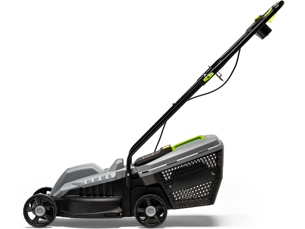 Na obrazie widoczna jest elektryczna kosiarka z szarym korpusem i czarnym uchwytem. Kosiarka posiada cztery koła i kosz na trawę z perforowanymi bokami.