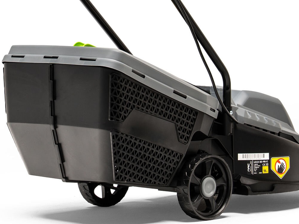 Zdjęcie przedstawia tylną część kosiarki elektrycznej z widocznym koszem na trawę i kołami. Na obudowie znajduje się etykieta z tekstem \'LE13-32-PB-C\' oraz logo z symbolem dłoni.