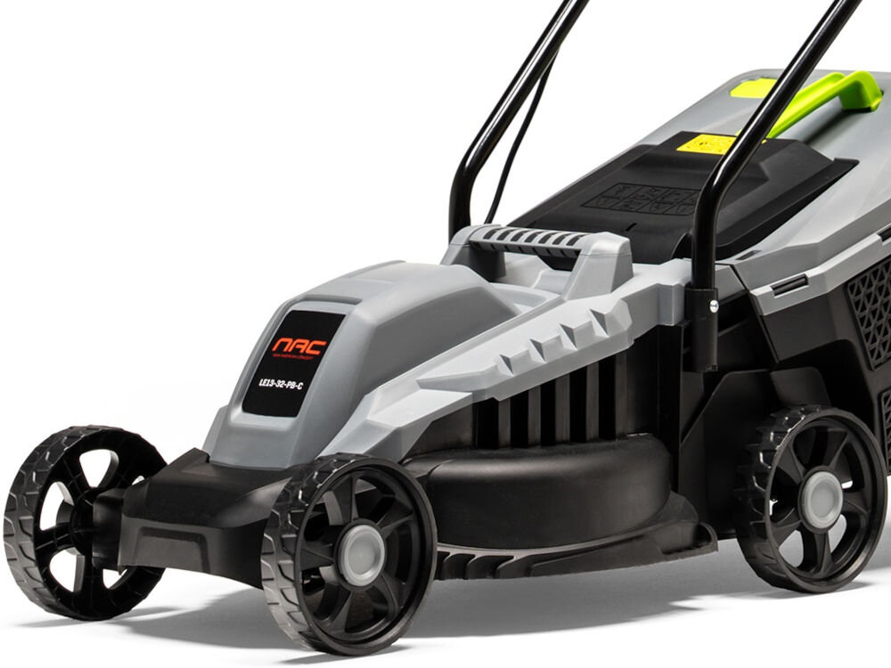 Na zdjęciu widoczna jest kosiarka elektryczna z czterema kołami, szarym korpusem i czarnymi elementami. Na obudowie znajduje się logo \'NAC\' oraz oznaczenie modelu \'LE13-32-PB-C\'.