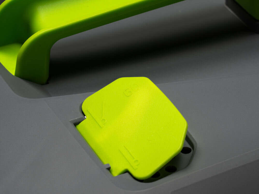 Zbliżenie na część urządzenia w kolorze szarym z zielonym elementem. Na zielonym elemencie widoczne są oznaczenia \'6\' i \'5\'.