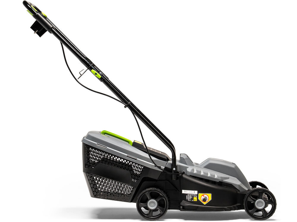 Na obrazie widoczna jest elektryczna kosiarka z czarnym uchwytem i szarym korpusem. Kosiarka posiada cztery koła i kosz na trawę z perforowanymi bokami.