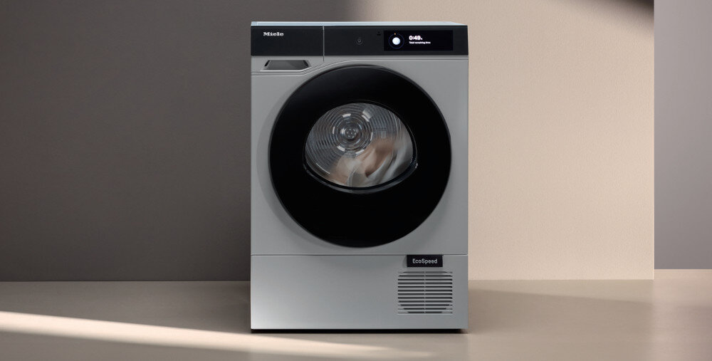 Suszarka z widocznym bębnem i panelem sterowania. Logo: Miele, EcoDry.