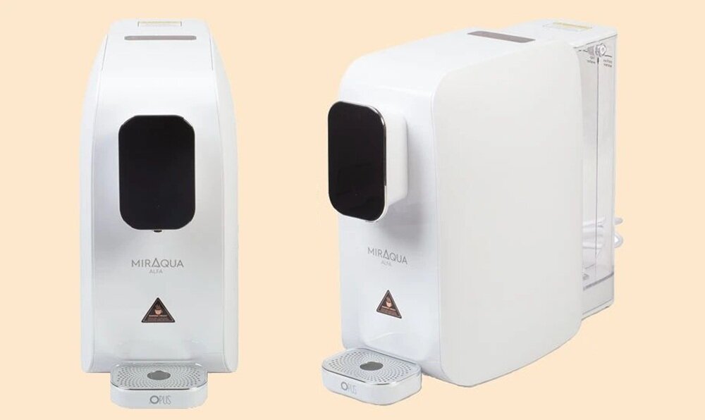 Na obrazie widoczne są dwa białe dyspensery do wody z czarnymi panelami przednimi. Na każdym z nich znajduje się napis \'MIRAQUA Alfa\' oraz symbol trójkąta z logo producenta.