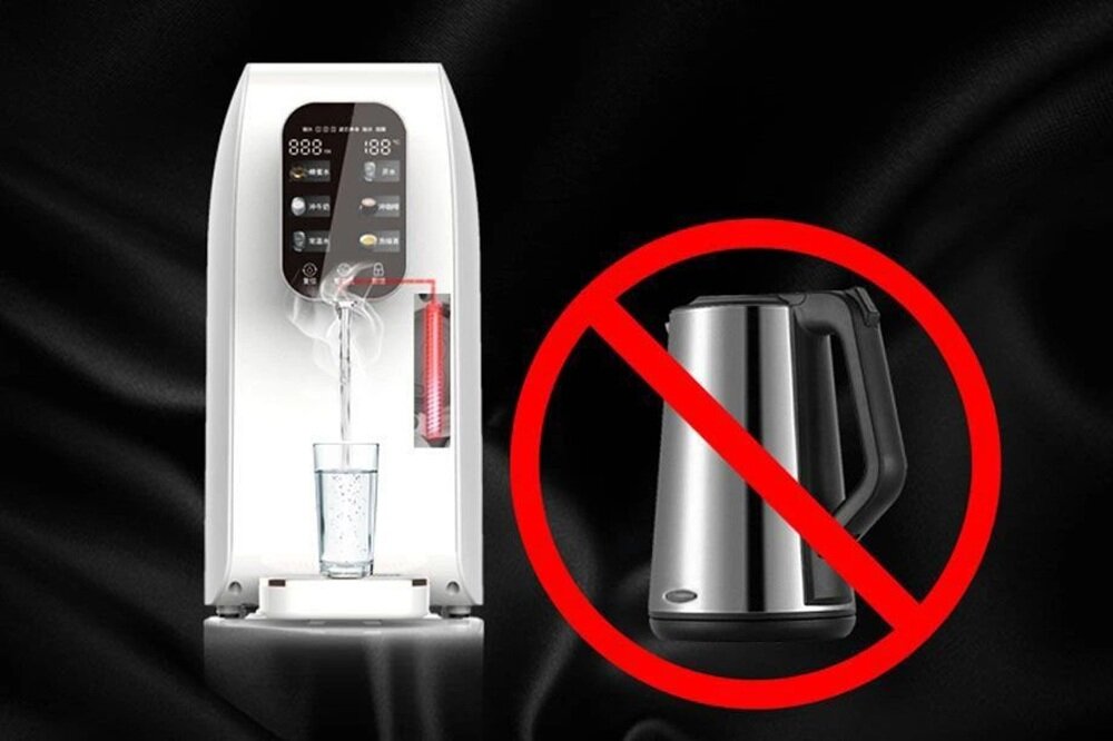 Na czarnym tle znajduje się biały dyspenser do wody z wyświetlaczem i szklanką napełnianą wodą. Obok widoczny jest czajnik elektryczny przekreślony czerwonym znakiem zakazu.