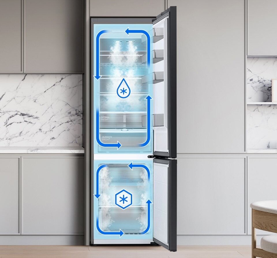 Otwarta lodówka z widocznym wnętrzem, w którym znajdują się niebieskie strzałki wskazujące przepływ powietrza. Na drzwiach lodówki widoczny jest symbol kropli i płatka śniegu.