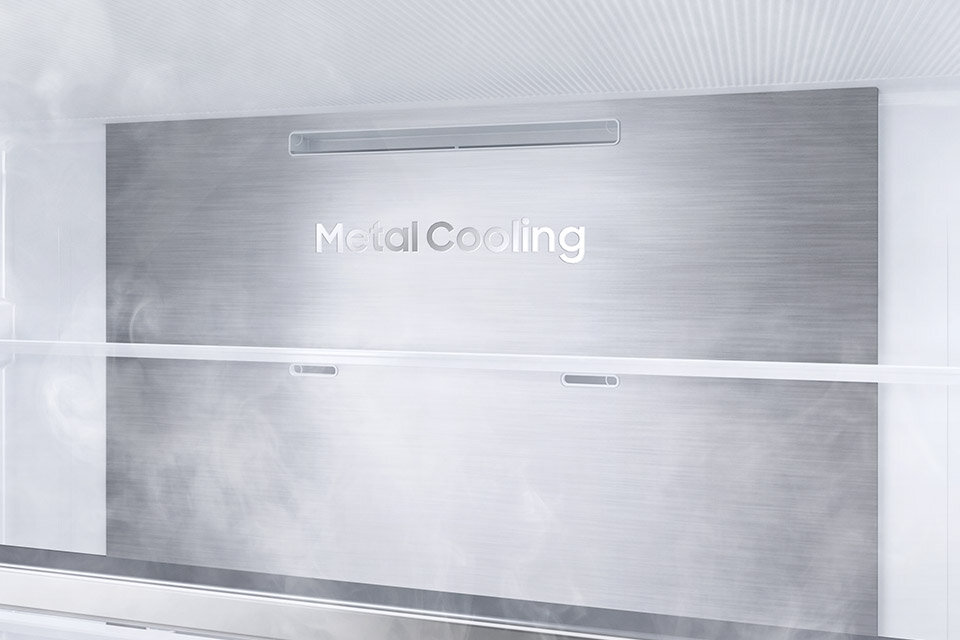 Metalowy panel Wnętrze lodówki z metalową ścianą z napisem \'Metal Cooling\'. Widać delikatną mgiełkę, co sugeruje chłodzenie.
