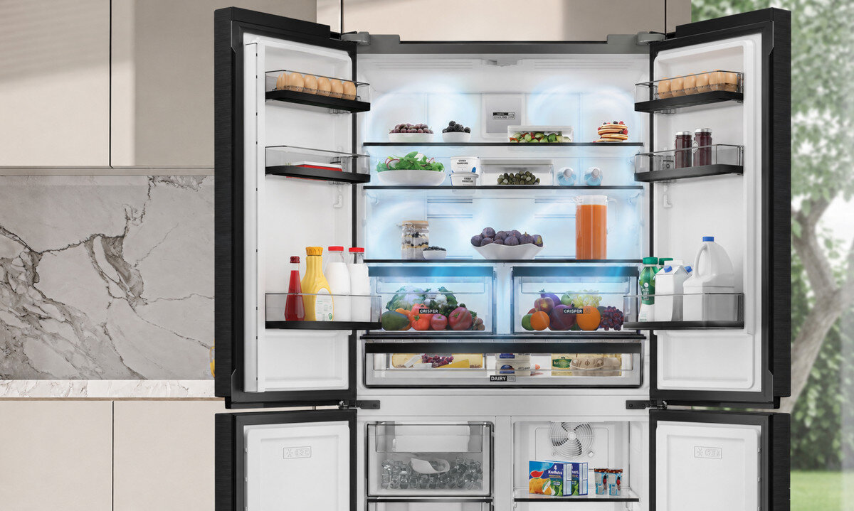 LODÓWKA WHIRLPOOL WHGF 6534 XK4E Otwarta czterodrzwiowa lodówka Whirlpool z produktami rozmieszczonymi na półkach i w szufladach. Wewnątrz widoczne są niebieskie podświetlenia wokół wybranych stref chłodzenia FreshLock technologia 6 Zmysł równomierny nawiew kontrola temperatury dłuższa świeżość