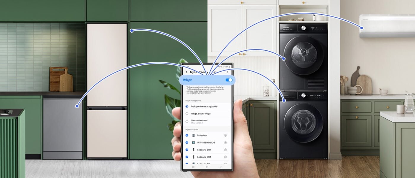 W kuchni znajduje się lodówka z beżowym frontem, obok zmywarka i zielone szafki. Na pierwszym planie ręka trzyma smartfon z widocznym ekranem aplikacji, z którego wychodzą linie łączące się z różnymi urządzeniami w pomieszczeniu.