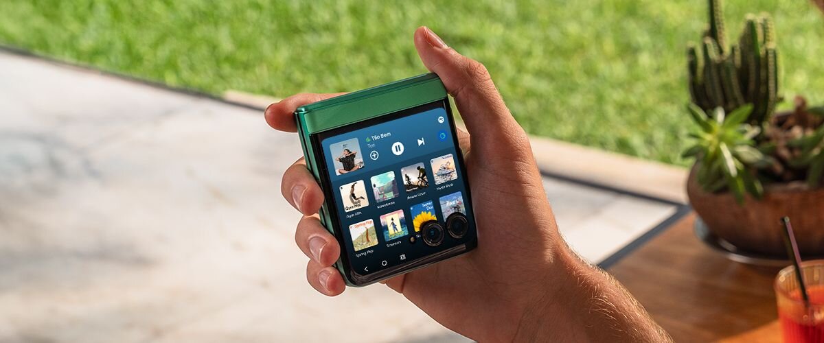 MOTOROLA Razr 60 ekran zewnętrzny 3,64 cala aplikacje bez otwierania Google Gemini