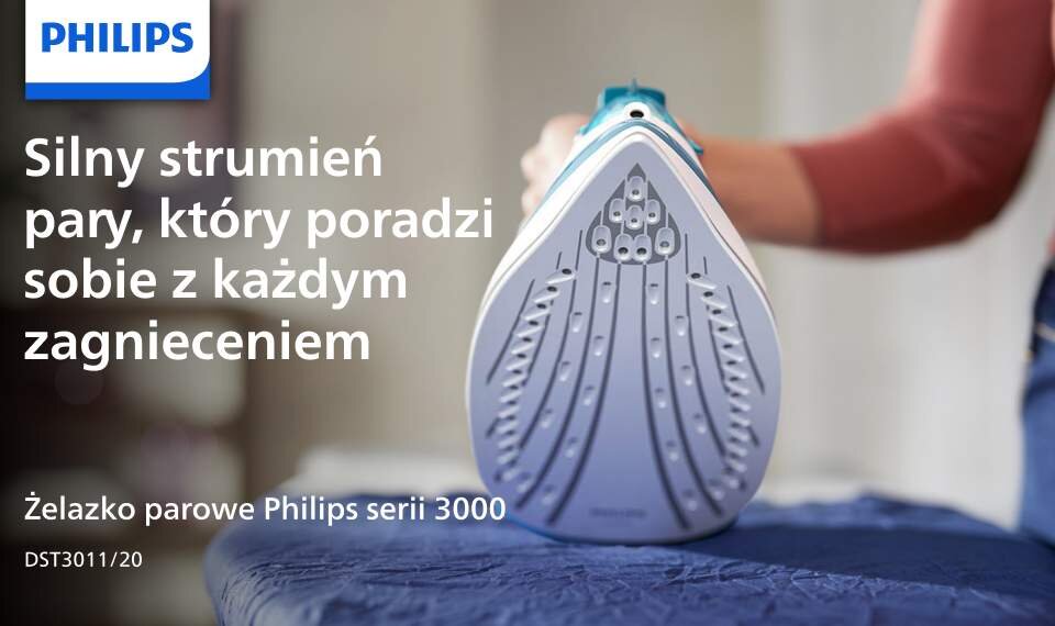 Na obrazie widoczne jest żelazko trzymane przez osobę, z widoczną stopą żelazka skierowaną do przodu. Tekst na obrazie: \'Silny strumień pary, który poradzi sobie z każdym zagnieceniem. Żelazko parowe Philips serii 3000 DST3011/20\'.