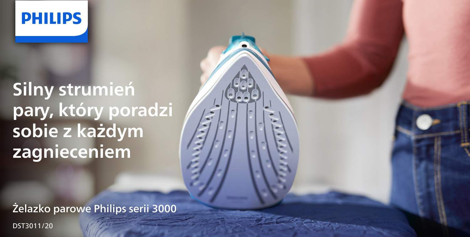 Osoba prasuje tkaninę żelazkiem, którego stopa jest widoczna na pierwszym planie. Na obrazie znajduje się tekst: \'Silny strumień pary, który poradzi sobie z każdym zagnieceniem\', \'Żelazko parowe Philips serii 3000\', \'DST3011/20\'.