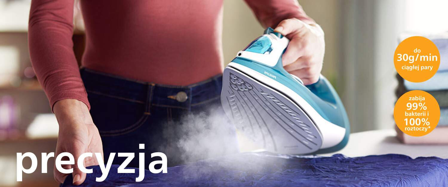 Osoba prasuje niebieski materiał żelazkiem, z którego wydobywa się para. Na obrazie widoczny jest tekst: \'precyzja\', \'do 30g/min ciągłej pary\', \'zabija 99% bakterii i 100% roztoczy\'.