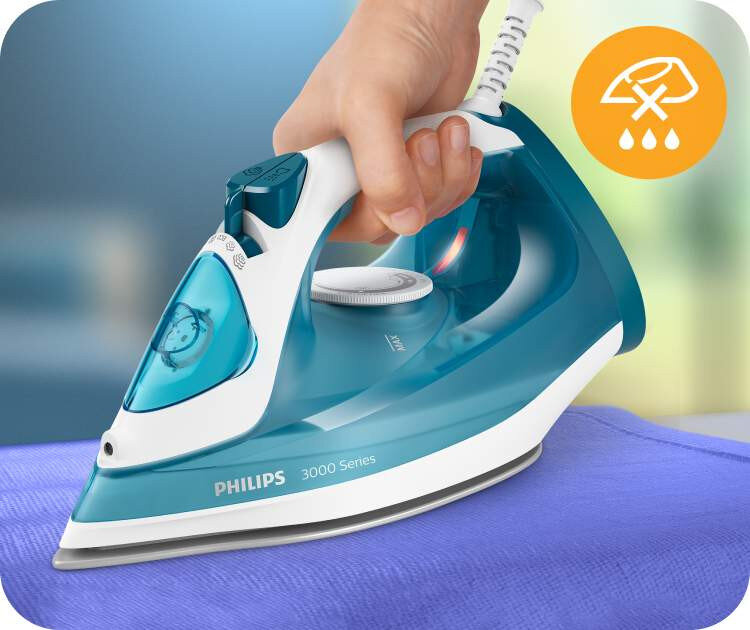 Osoba trzyma żelazko marki PHILIPS 3000 Series, które prasuje niebieski materiał. W prawym górnym rogu znajduje się pomarańczowa ikona z symbolem żelazka i kroplami wody.