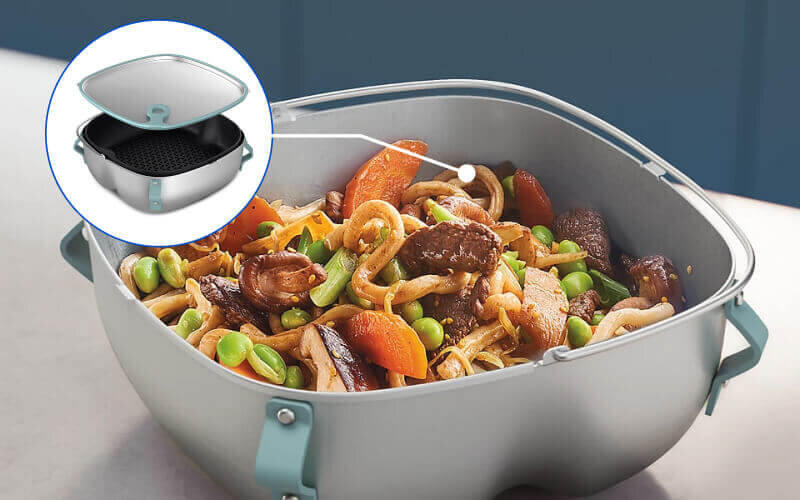 Na obrazie widoczna jest miska z potrawą zawierającą warzywa, mięso i makaron. Obok znajduje się grafika przedstawiająca pokrywkę i wnętrze urządzenia kuchennego.