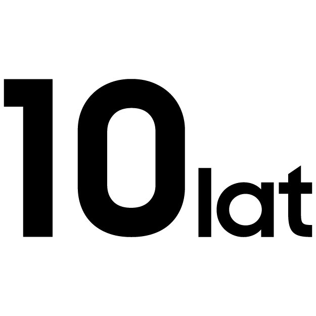 Czarny napis \'10 lat\' na białym tle.