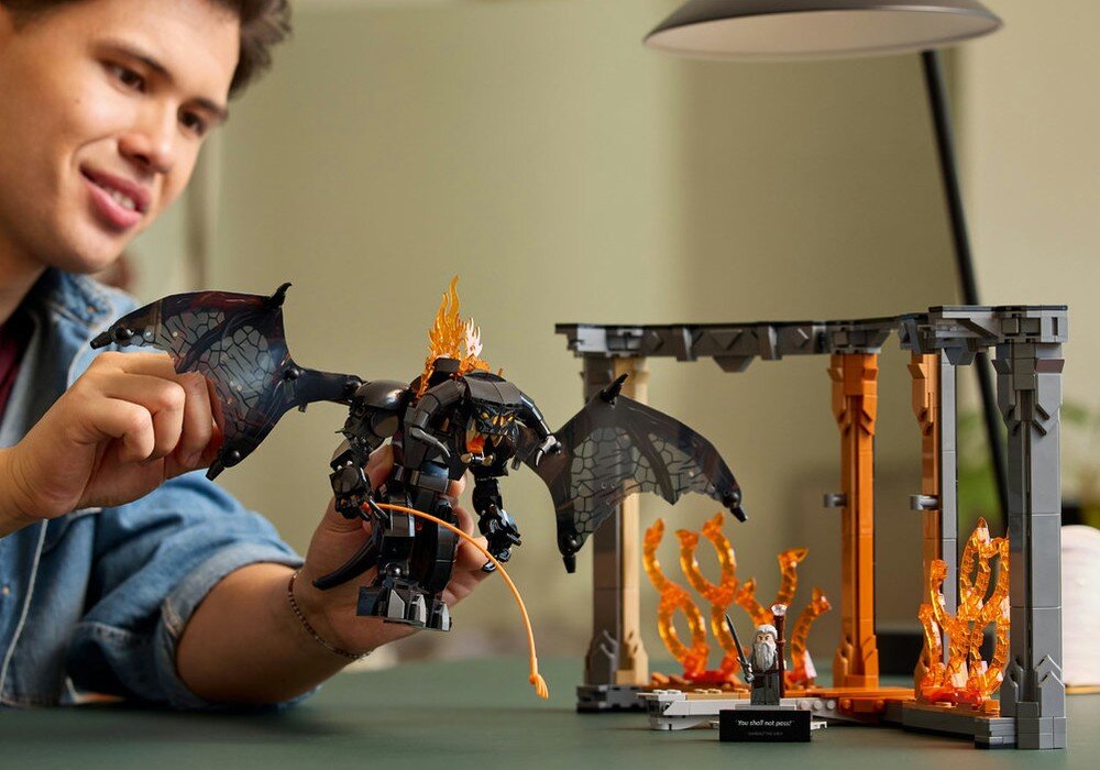 LEGO 10367 ICONS Władca pierścieni Book nook z Balrogiem  You Shall Not Pass Gandalfa Szarego w nieustraszonej pozie oraz Balroga z potężnymi skrzydłami 22 cm wysokości, 44 cm szerokości i 17 cm głębokości