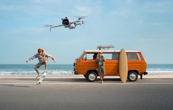 Dron DJI Lito 1 sterowany przez osobę.