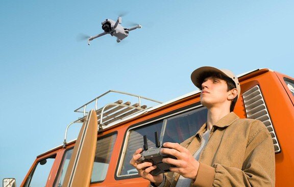 Dron DJI Lito 1 sterowany przez osobę.
