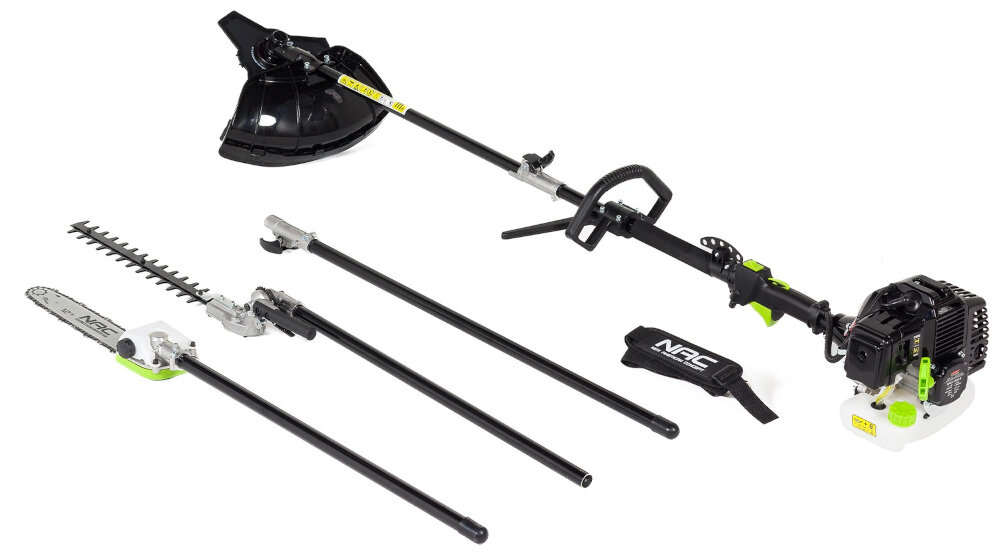 Na obrazie widoczna jest kosa spalinowa z różnymi wymiennymi końcówkami, w tym tarczą tnącą i żyłką. Obok znajduje się pasek z logo NAC oraz silnik z widocznym zbiornikiem paliwa.