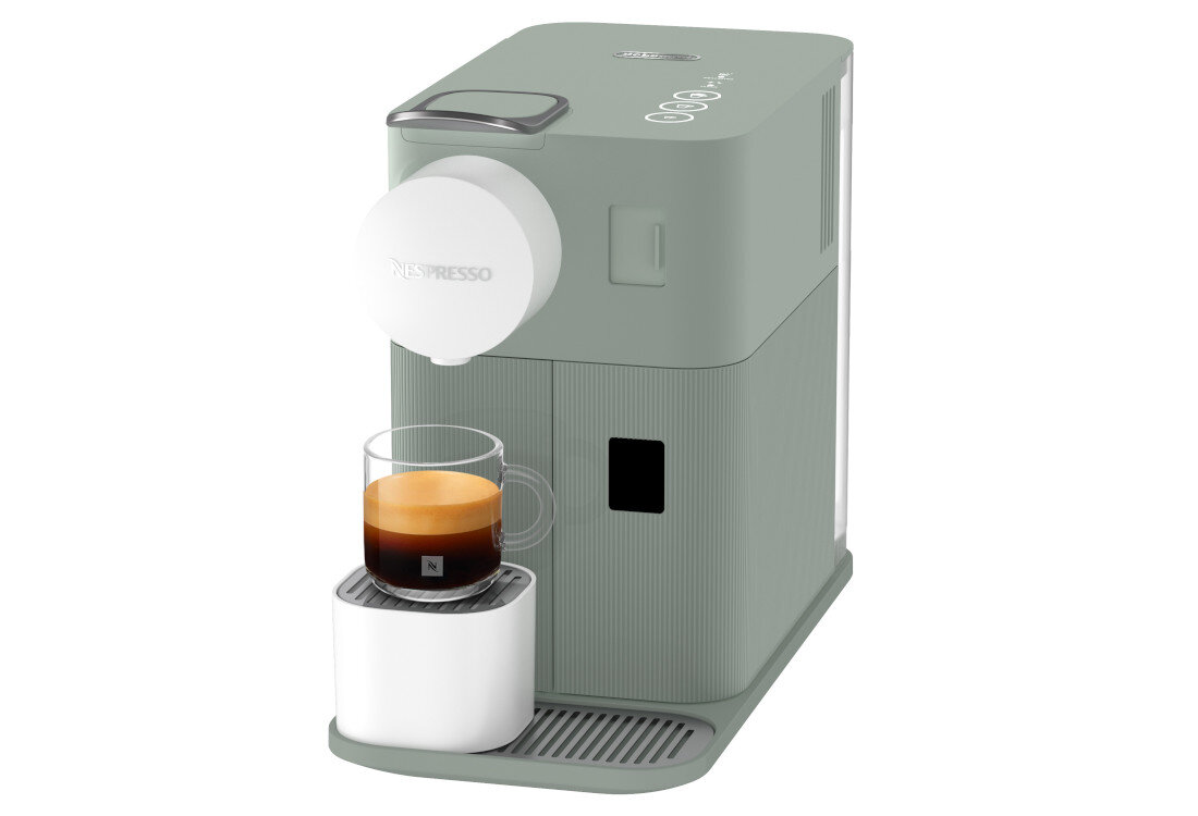 Szary ekspres do kawy z logo Nespresso, z filiżanką kawy na podstawce. Urządzenie ma prostokątny kształt i minimalistyczny design.