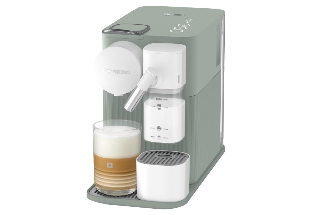 Szary ekspres do kawy z logo Nespresso, z filiżanką kawy z mleczną pianką na podstawce. Obok znajduje się pojemnik na mleko z oznaczeniem \'max\'.