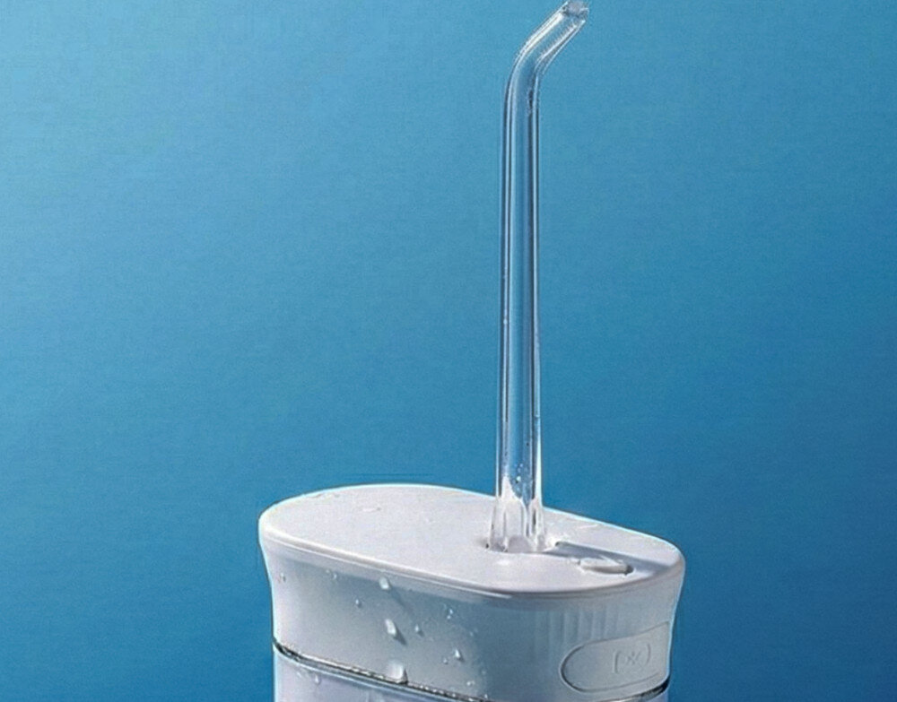 Irygator do zębów HAXE HX714 Długi czas działania Akumulator o pojemności 1100 mAh do 55 dni przy codziennym użyciu zbliżenie na góre irygatora