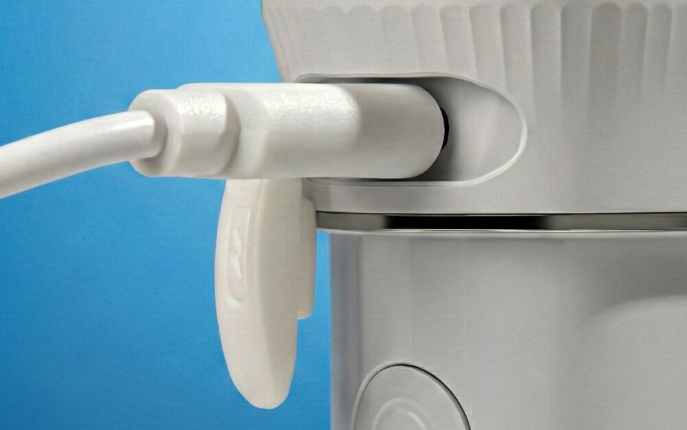 Irygator do zębów HAXE HX714 Szybkie ładowanie port USB-C z użyciem laptopa, powerbanka czy ładowarki sieciowej zbliżenie na port i ładowanie